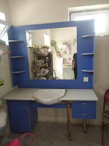 sutular: Mavi rəngli salon/makeup stolüstü dəsti – iri güzgü, yığılı şkaflar və — 2