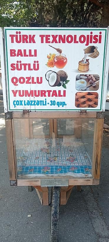 araba simit: Köçəri şirniyyat arabası – vitrinli, təkərli, üstündə reklam lövhəsi — 3