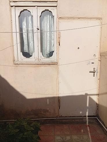 Balaca bir heyəti var Mətbəx mebeli və texnikası dəsti - Divara