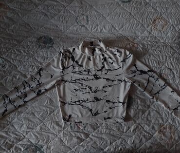 qış qadın koftaları: Qadın uzunqol bluz - Rəng: ağ fon üzərində qara “mərmər” naxışlı print — 2