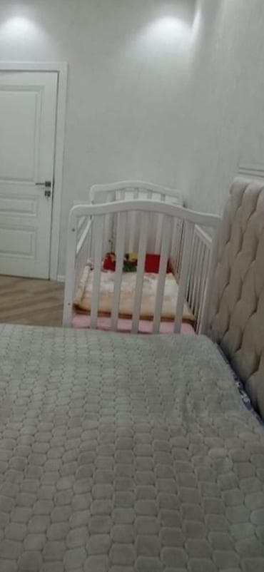 Oğlan və qız üçün, Dördbucaq, Beşik, Dəstsiz, Matras ilə, Yellənmə mexanizmsiz