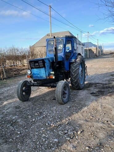belarus traktor satisi: Mavi rəngli təkərli traktor - Kabinəli, yanlardan geniş görünüşlü — 2
