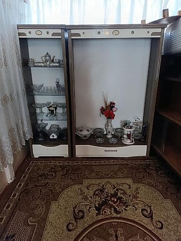 İki bölmədən ibarət vitrin dolabı - Dizayn: Klassik üslubda, ağ və — 1