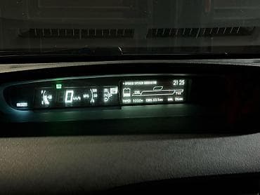Toyota Prius: 1.8 l | 2010 il Sedan — 8