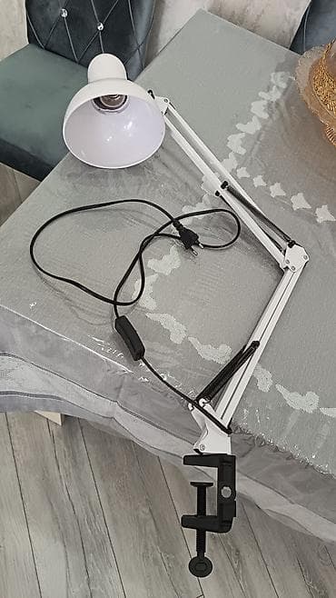 ləmpə: Yeni, masaya bərkidilən lampa təcili satılır. Ağ rəng, metal — 3