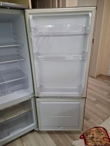 iki qapili soyuducu: Gümüş rəngli iki qapılı soyuducu - Yuxarıda soyuducu, aşağıda — 2