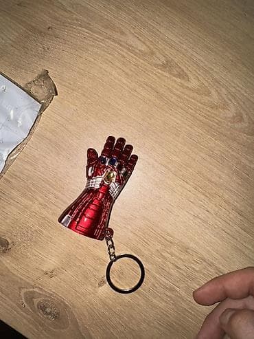 Аксессуары: Məhsul: Marvel temalı açarlıq - Dizayn: Qırmızı metalik rəngdə — 1