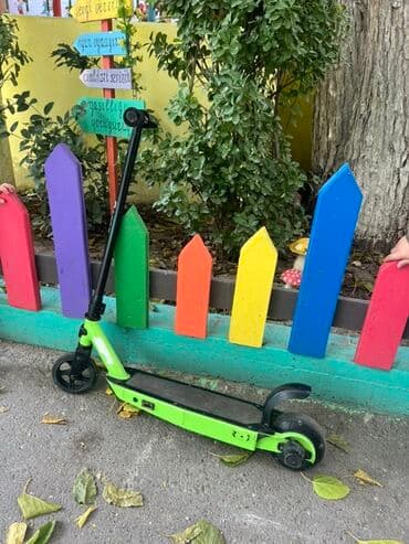 skuterlər uşaqlar ucun: Uşaq üçün elektrikli skuter - Rəng: parlaq yaşıl, qara detallar - — 1