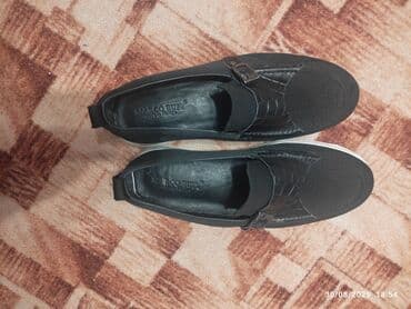 fitnes üçün qadın krosovkaları: Ağ rəngli qalın dabanı olan, qara rəngdə unisex loaferlər. Ayaqqabının — 5