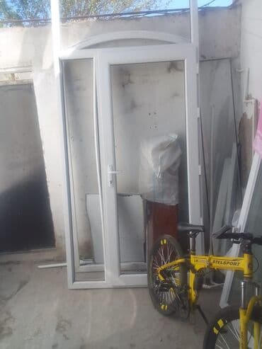 kodlu blok qapilari: Ağ rəngdə, yuxarı hissəsində qövsşəkilli əlavəsi olan plastik qapı. Ev — 3