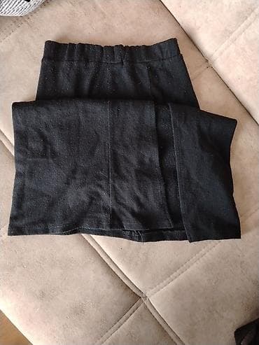 Qara ətək - Model: Düz kəsim, arxa hissədə yarıq - Uzunluq: Dizə