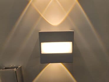 Tavalar: Divar üçün LED bra - Minimalist kubik dizayn, ağ korpus - İşığı həm — 1