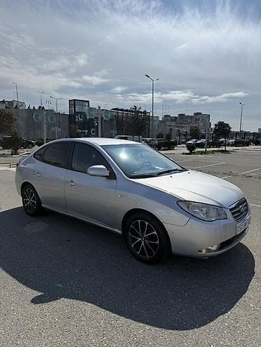 tesla model 3: Hyundai Elantra sedan – gümüşü rəng, Azərbaycan nömrə nişanı — 4