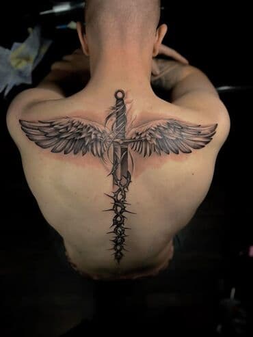 yuxuda nişan üzüyünün qaşının düşməsi: Xüsusi dizayn tattoo xidməti - Qara-ağ realizm və detallı kölgələmə — 4