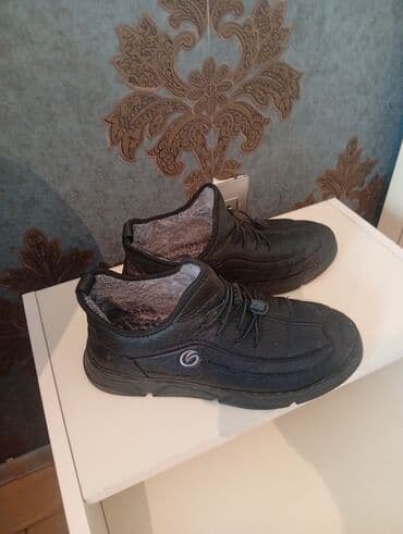 Qışlıq kişi ayaqqabısı - Rəng: qara - Model: yarımboğaz, bağlı