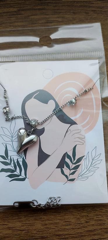 Zərif gümüş rəngli boyunbağı – ürək formalı asqı ilə. - Material