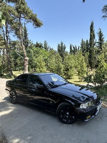 авто фольксваген: BMW 3 Seriyası E36 sedan, qara rəng. - Kuzov: 4 qapılı sedan, qara — 4