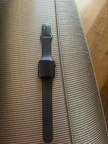 saat romanson: Apple Watch SE ağıllı saat, 44 mm ölçüdə. Korpus üzərində “Aluminum — 1