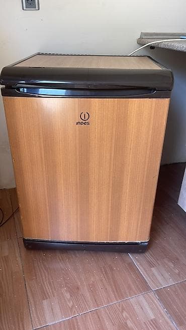 kiraye soyuducu: Indesit mini soyuducu - Səthində taxta teksturalı dekor, üst və alt — 2