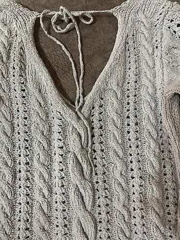 Boz rəngdə, klassik hörgü naxışlı qadın sviteri. - Model: V-şəkilli