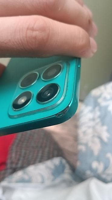 Model görünüşlü yaşıl rəngli smartfon - Ekran: Tam ekran ön panel