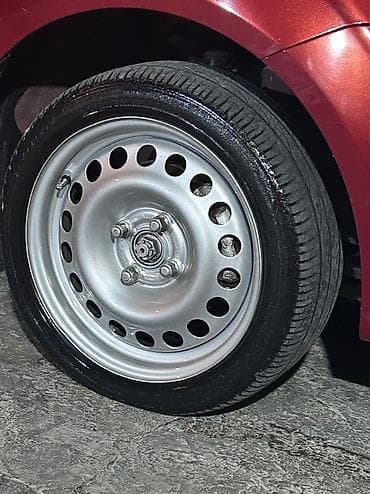 4 bolt disk təkər: Satılır: 175/50/15 Hec bir problemi eyrisi yoxdur alan adam ozu — 1