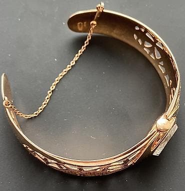 Kəmərlər: Qizil saat,583 eyyar. 24,4qram Temiz qızılının çekisi. Qedimi — 5