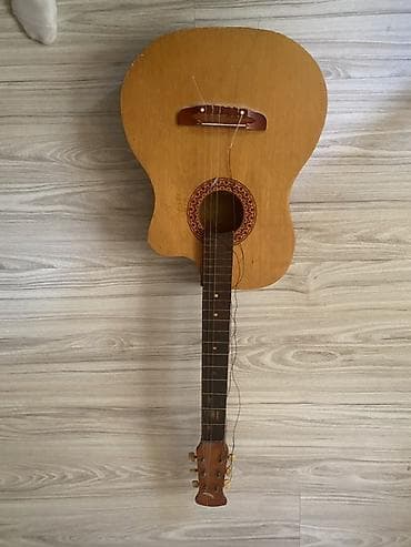 gitara təmiri: Kohnə gitaralardan biri. vəzzitəti yaxşı amma strunları təmirə — 4