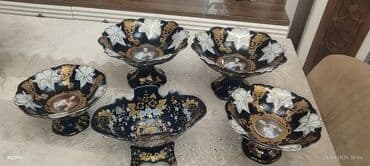 dərin boşqab: Qara-mavi fonlu, qızılı və ağ relyef naxışlarla bəzədilmiş dekorativ — 2