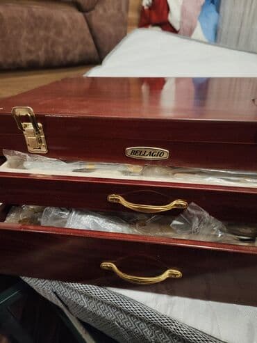 qasiq qabi: Bellagio markalı, 126 hissədən ibarət qab-qacaq dəsti. Dəst taxta — 2