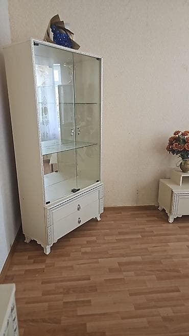 qrafin desti: Klassik üslubda krem rəngli mebel dəsti Dəst tərkibi: - Üstündə böyük — 4