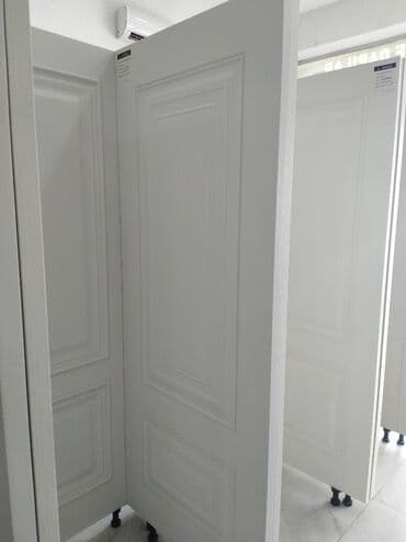 qapi mdf: Ağ rəngli qapı, klassik üslubda hazırlanmışdır. Bu qapı, otaqlar — 1
