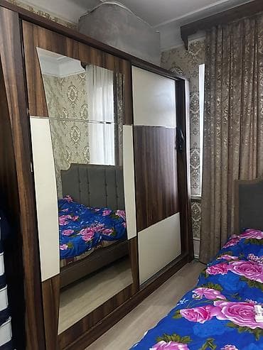 tek divan: Sürüşmə qapılı böyük qarderob - Material: ağac teksturalı laminat — 4