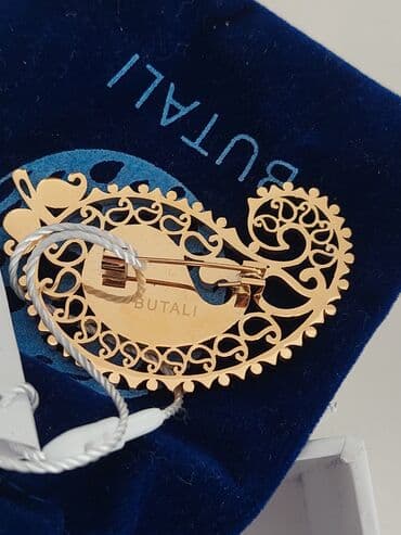 Toy paltarları və aksesuarları: BUTALI broş – milli buta naxışlı, qızılı rəngdə metal aksesuar. - — 3