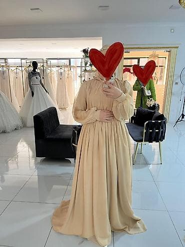 Açıq bej rəngdə, uzunqol, uzun, zərif axan bir ziyafət paltarı. Yüksək
