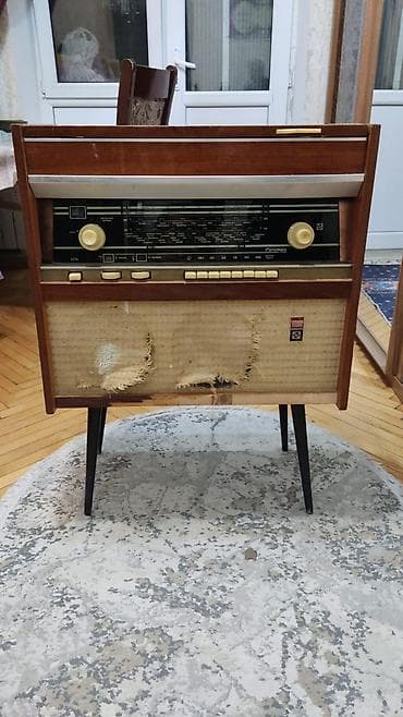 Vintage döşəməüstü radio-grammofon konsolu - Taxta korpuslu, ayaqlı