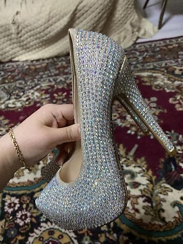 Mücrü daşlarla tam örtülmüş qadın platformalı hündürdaban tufli. -