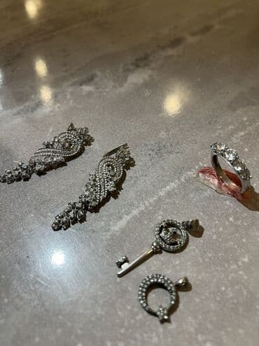 firuzə qaşlı uzuklər: Gümüş zinət əşyaları – 4parça. Təmiz gümüşdür Hamısını birlikdə 130 — 4