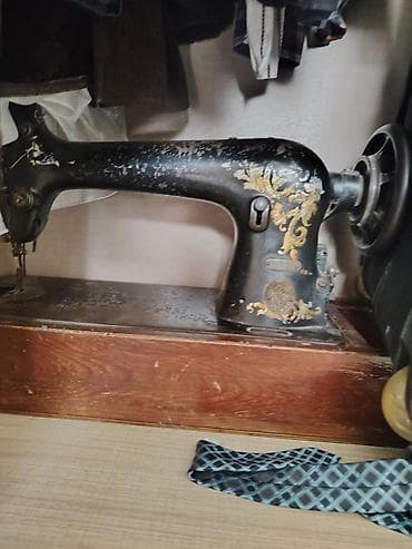 demir masinlar: Antik tikiş maşını – mexaniki, qol çarxlı model 1901 ci buraxılışldır — 2