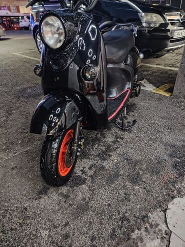 авто шлем: Polo mopet - Rəng: parlaq qara, qırmızı disklərlə - Kuzov: retro — 2