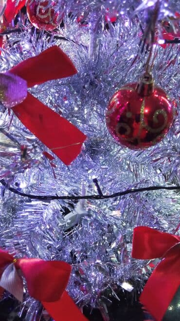 Lincoln: Gümüş rəngli süni Yeni il şam ağacı – tam bəzədilmiş dəst — 4