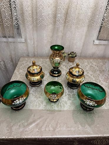 dini tort sekilleri: Yaşıl-qızılı şüşədən bəzək dəsti Tərkibi:Bohema - 1 ədəd iri vaza — 2