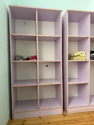 Bənövşəyi rəng çalarlarında açıq rəfli şkaf - Material: laminat/LDSP