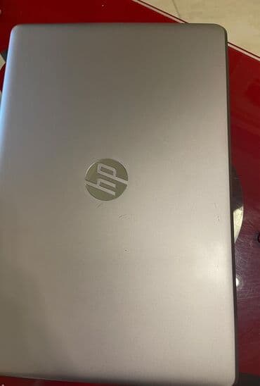 15.6 ekran: HP noutbuk - Marka/model: HP (gümüşü korpus, klassik HP loqosu) - — 2