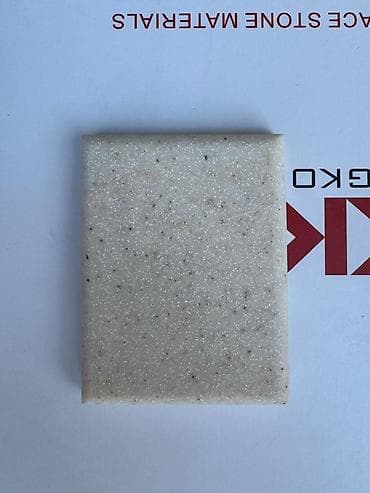 divar deşən: Kvars kompozit (engineered stone) səthlər – açıq bej-boz tonlarda — 1