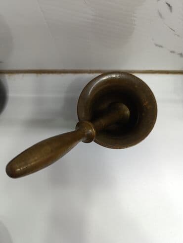 toxum temizleyen: Mis ilə latunun qarışığı olan klassik həvəng və dəstək (havan). 50-60 — 2