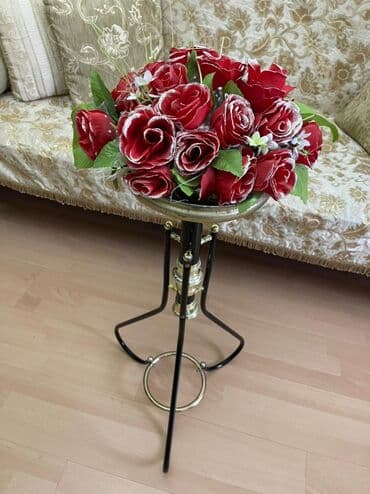 Matraslar: Təcili!Gül,telefon qoymaq üçün altlıq satılır.Hündürlüyü 80sm.Qiyməti — 8