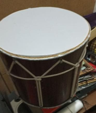 elektron gitara yolana: Nağara / davul - Korpus: tünd taxta gövdə, silindrik forma - Membran — 1