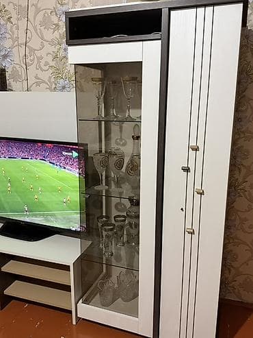 kitab refi: Qonaq otağı üçün modullu divar mebeli (TV stendi ilə vitrinlər dest — 1