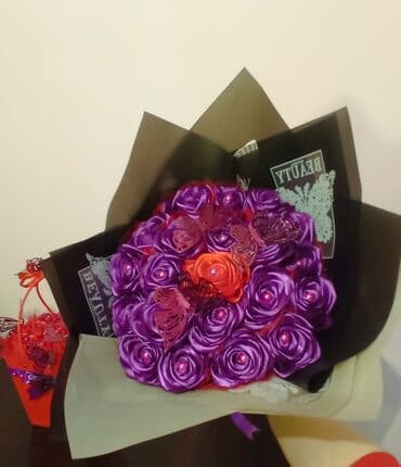 gul bayrami sekiller: Lentdən solmayan güllər bənövşəyi rəngli, 21 ədədli gül buketi 14 — 1